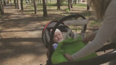 Küçük kızı ile yürüyüş ve parkta bebek arabası itme güzel kadın