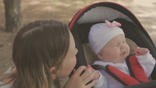 Mooie Vrouw Met Haar Dochtertje Wandelen Kinderwagen Duwen Park — Stockvideo