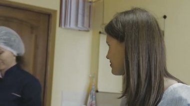 Güzel bir kız bir kozmetik odada bir yordam için hazırlar