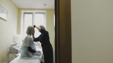 Kozmetik klinik çalışan manipülasyonlar kaşları boyama üzerinde yapar.