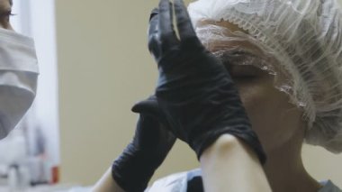 Bir kozmetik klinik bir kadın işçiye biçimlendirme önce microblasting yordam yapar