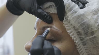 Bir kozmetik klinik bir kadın işçiye biçimlendirme önce microblasting yordam yapar