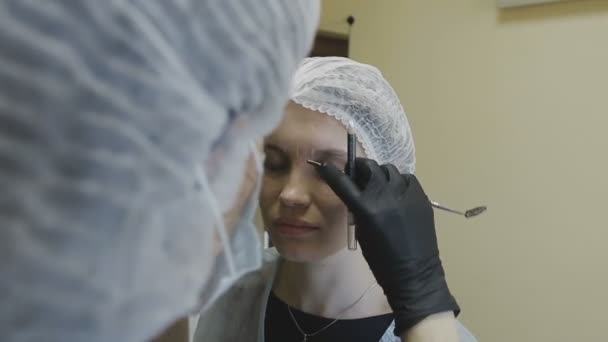 Mitarbeiter der Kosmetikklinik manipuliert Augenbrauenfärbung — Stockvideo