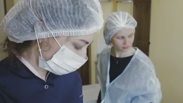 Mitarbeiter der Kosmetikklinik manipuliert Augenbrauenfärbung — Stockvideo