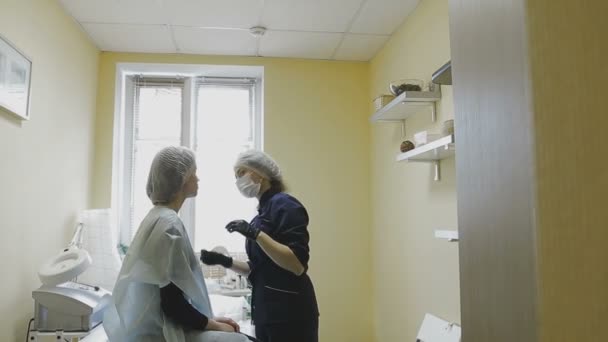 Ο εργαζόμενος της κλινικής κοσμετολογία κάνει χειρισμούς για το χρωματισμό των φρυδιών — Αρχείο Βίντεο
