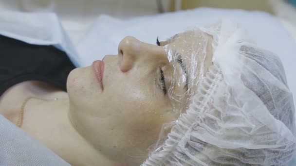 Klienten för kosmetologi kliniken ligger på soffan väntar på förfarandet för peeling — Stockvideo