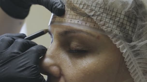 Een vrouwelijke werknemer van een kliniek cosmetologie maakt aantekeningen vóór de microblasting-procedure — Stockvideo