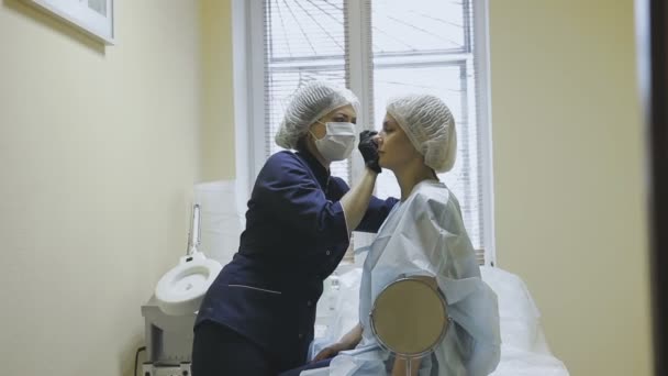 Una empleada de una clínica de cosmetología hace un marcado antes del procedimiento de microvoladura — Vídeo de stock