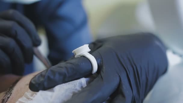 Una dipendente donna di una clinica di cosmetologia fa una routine di microblasting a una paziente donna — Video Stock