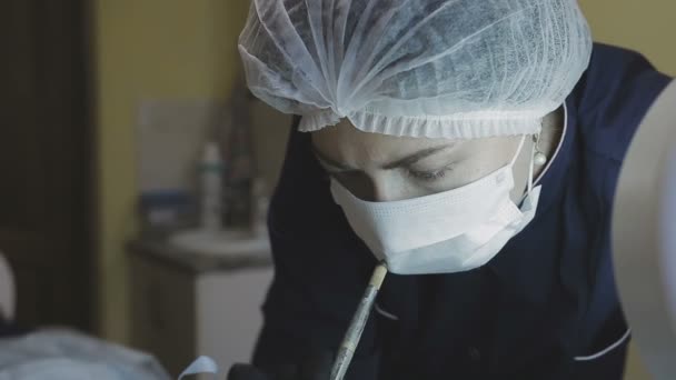 Γυναίκα υπάλληλος της κλινικής κοσμετολογίας καθιστά μια ρουτίνα microblasting σε γυναίκα ασθενή — Αρχείο Βίντεο