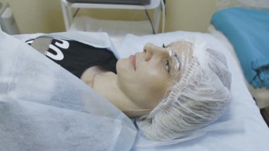 Kozmetik klinik istemci peeling yordamı bekleyen kanepede yatıyor