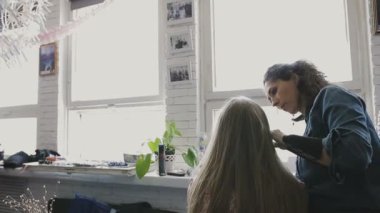 Çok güzel bir kız bir fotoğraf Studio için profesyonel makyaj makyaj sanatçısı yapar