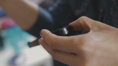Çok güzel bir kız bir fotoğraf Studio için profesyonel makyaj makyaj sanatçısı yapar