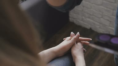 Çok güzel bir kız bir fotoğraf Studio için profesyonel makyaj makyaj sanatçısı yapar