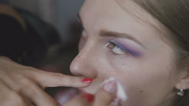 Çok güzel bir kız bir fotoğraf Studio için profesyonel makyaj makyaj sanatçısı yapar