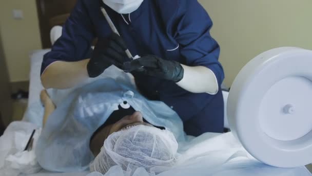 Una dipendente donna di una clinica di cosmetologia fa una routine di microblasting a una paziente donna — Video Stock