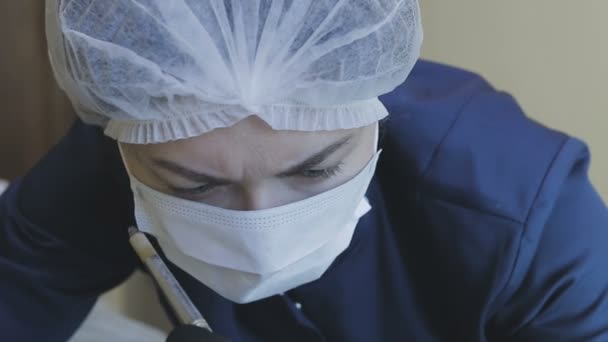Una empleada de una clínica de cosmetología hace una rutina de microvoladura a una paciente femenina — Vídeo de stock