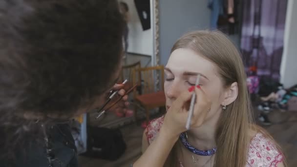 Make-up artist sprawia, że profesjonalny makijaż dla bardzo piękna dziewczyna w studiu fotograficznym — Wideo stockowe