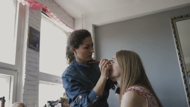 Maquillaje Artista Hace Maquillaje Profesional Para Una Chica Muy Hermosa — Vídeo de stock