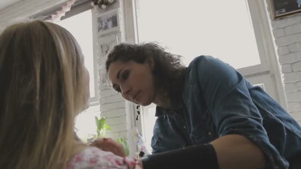 Make-up artist fait un maquillage professionnel pour une très belle fille dans un studio photo — Video