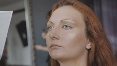 Çok güzel bir kız bir fotoğraf Studio için profesyonel makyaj makyaj sanatçısı yapar