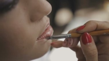 Çok güzel bir kız bir fotoğraf Studio için profesyonel makyaj makyaj sanatçısı yapar