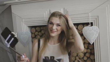 Çok güzel bir kız bir fotoğraf stüdyosu kamera önünde poz