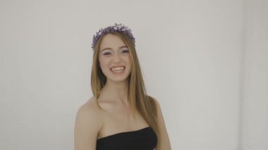 Çok güzel bir kız bir fotoğraf stüdyosu kamera önünde poz