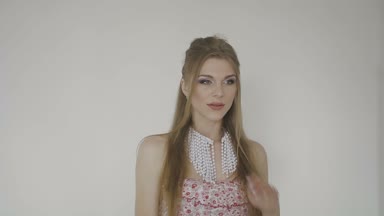 Çok güzel bir kız bir fotoğraf stüdyosu kamera önünde poz