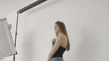 Çok güzel bir kız bir fotoğraf stüdyosu kamera önünde poz