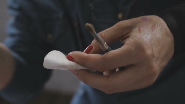 메이크업 아티스트는 전문 메이크업 사진 스튜디오에서 매우 아름 다운 소녀에 대 한 — 비디오