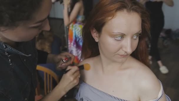 Vizážista je profesionální make-up pro velmi krásná dívka ve fotografickém studiu — Stock video