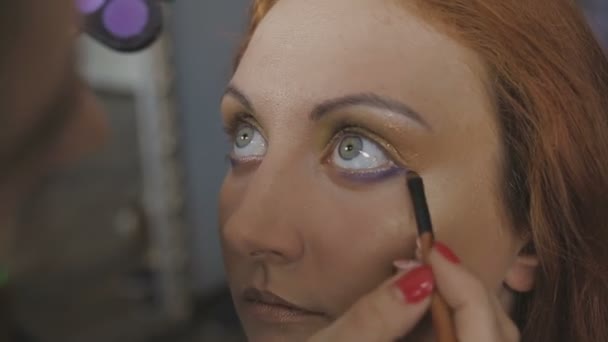 Make-up artist sprawia, że profesjonalny makijaż dla bardzo piękna dziewczyna w studiu fotograficznym — Wideo stockowe