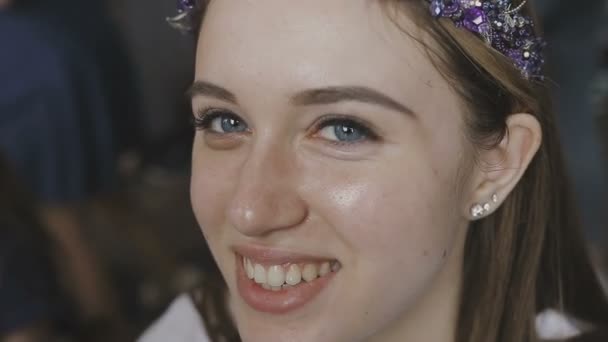 Visagistin macht ein professionelles Make-up für ein sehr schönes Mädchen in einem Fotostudio — Stockvideo