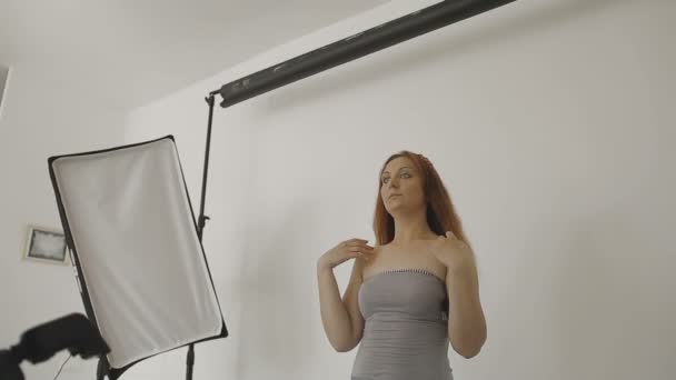 Sehr schönes Mädchen posiert vor einer Kamera in einem Fotostudio — Stockvideo