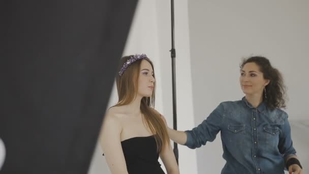 Muchacha muy hermosa posando delante de una cámara en un estudio de fotografía — Vídeos de Stock