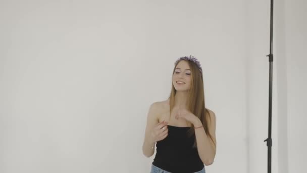 Sehr schönes Mädchen posiert vor einer Kamera in einem Fotostudio — Stockvideo