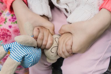 Mutlu anne ve çocukları parkta güneşli bir günde yürüyor