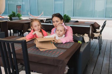 Kafede çocuklu anne menü okumak