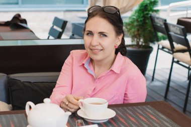 Bir kadın iş kadını çay içmek için bir kafeye geldi