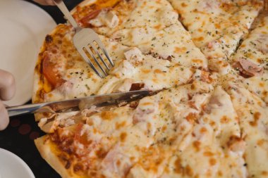 Peynirle ilgili İtalyan pizzasını kapat. Seçici odak.