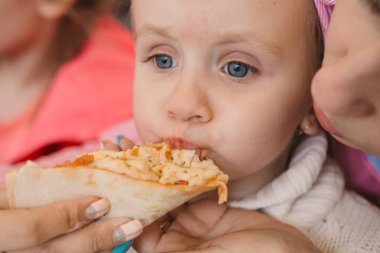 Anne ve çocuklar pizza bir kafede yemek