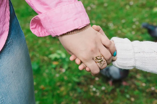 Kinder gehen an einem freien Tag im Park spazieren. die Sonne scheint — Stockfoto