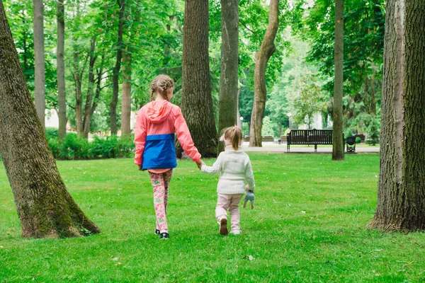 Çocuk bir gün parkta yürü. Güneş parlıyor