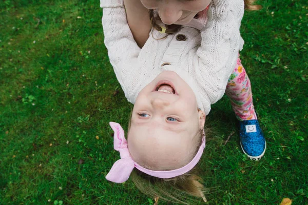 Children walk in the park on a day off. The sun is shining — Stock Photo, Image