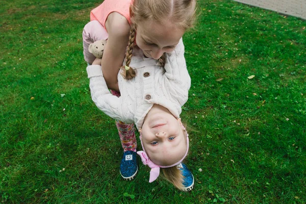 Children walk in the park on a day off. The sun is shining — Stock Photo, Image