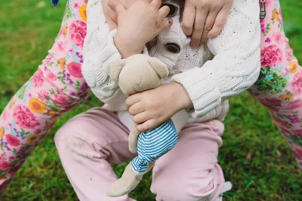 Kinder gehen an einem freien Tag im Park spazieren. die Sonne scheint — Stockfoto