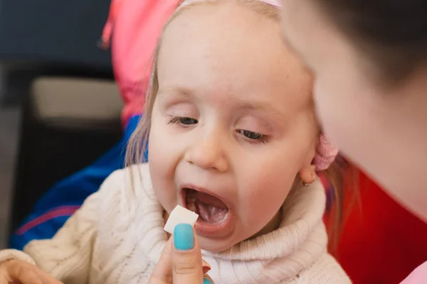 Mamá alimenta al niño con azúcar en un café — Foto de Stock