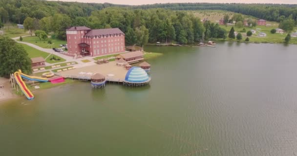 Lot nad jasną plażą z kolorowe bungalowy — Wideo stockowe