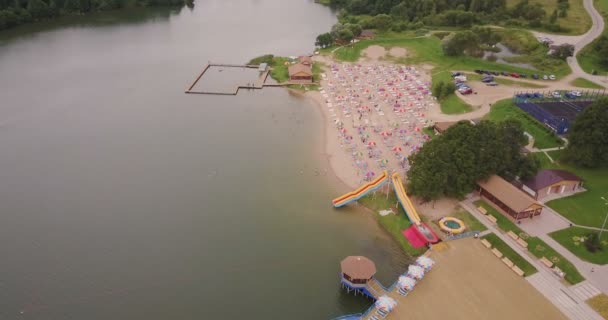 Vlucht over een heldere strand met gekleurde bungalows — Stockvideo